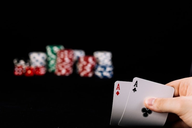 Sic Bo dice shaker with three dice ready for shake at galaxy77bet slot Kode Alam